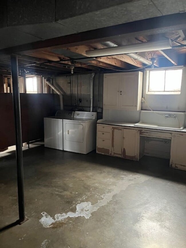 Building Photo - 3 bedroom, 1.5 bath Home: A MUST SEE! ONE MTH FREE OF YOUR CHOICE WITH A 12 MONTH LEASE!