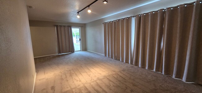 Building Photo - Well Maintained, Centrally Located 3 Bedro...
