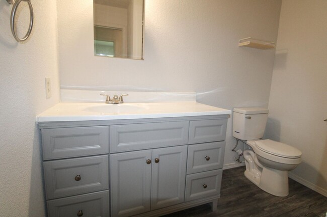 Building Photo - Welcome to this charming 3-bedroom, 2-bath...