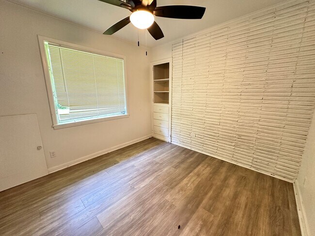 Building Photo - CHARMING REMODELED HOME IN SOUTHERN HILLS