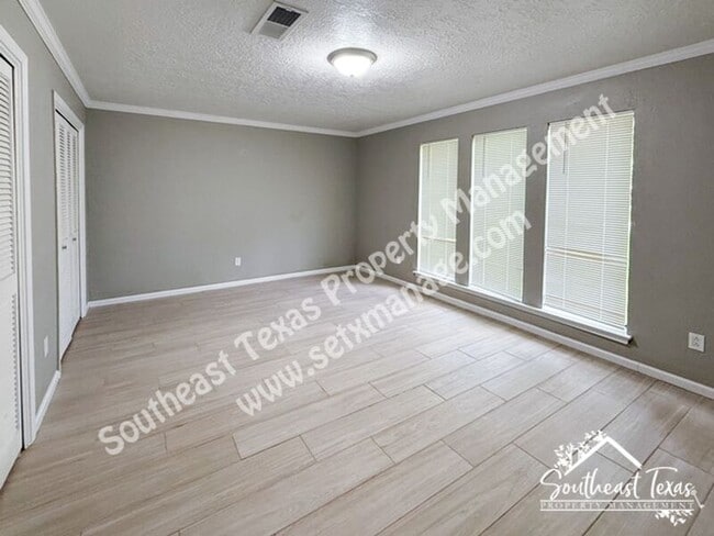 Building Photo - 5180 Wildwood Dr