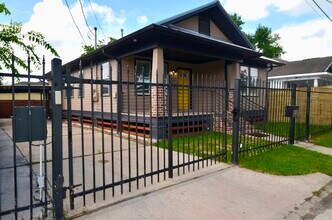 Building Photo - 1127 Hammock St