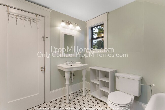 Building Photo - Discover Serenity in King Neighborhood!