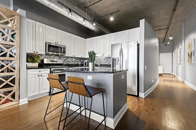 Building Photo - 900 N Kingsbury St