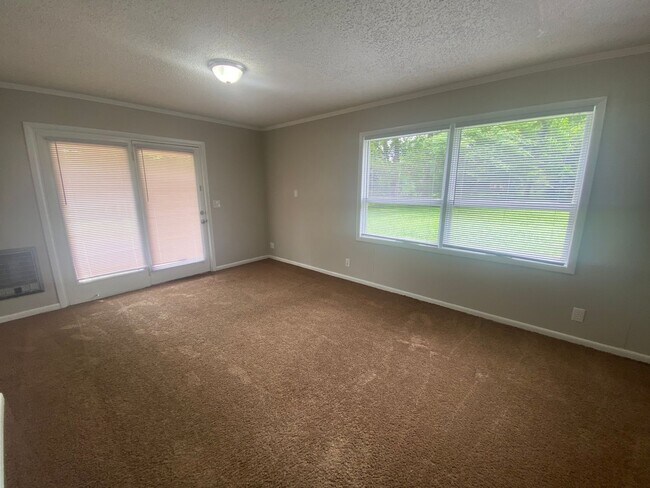 Building Photo - Charming 4 BR, 2 BA, Close to MTSU, 1 Car Garage, Large Carport