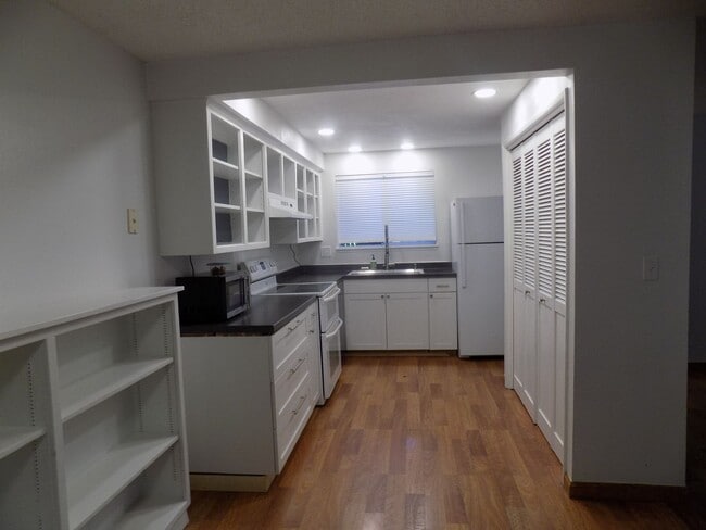 Building Photo - Spacious Three Bedroom, One & half Bathroo...