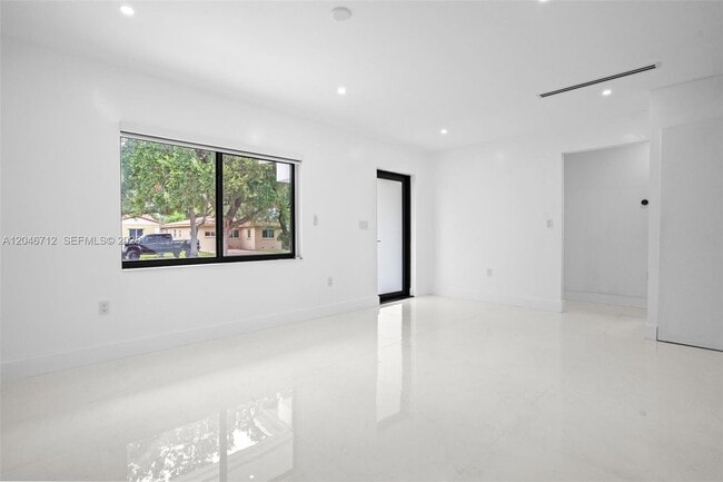 Building Photo - 56 Whitethorn Dr