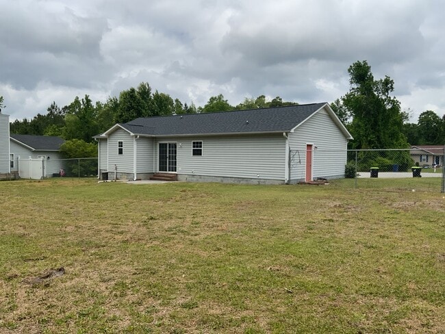 Building Photo - 3 Bedroom 2 Bath Home Located Between MCAS...