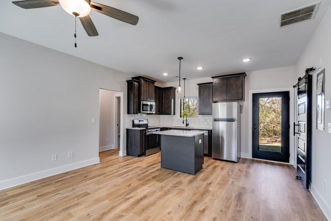 Building Photo - 319 Bledsoe St