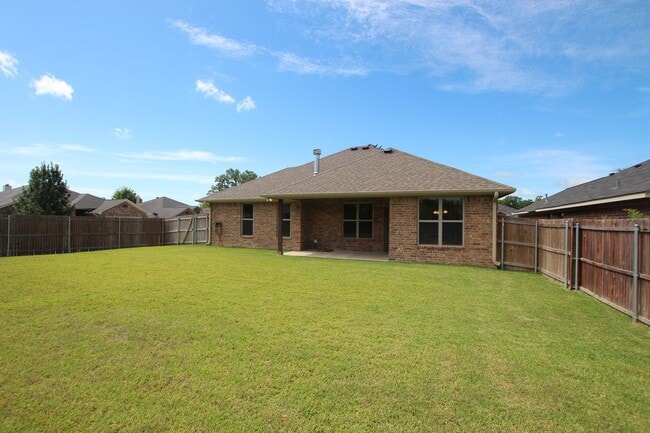 Building Photo - Beautiful 3 Bedroom 2 Bath Coming Soon in ...