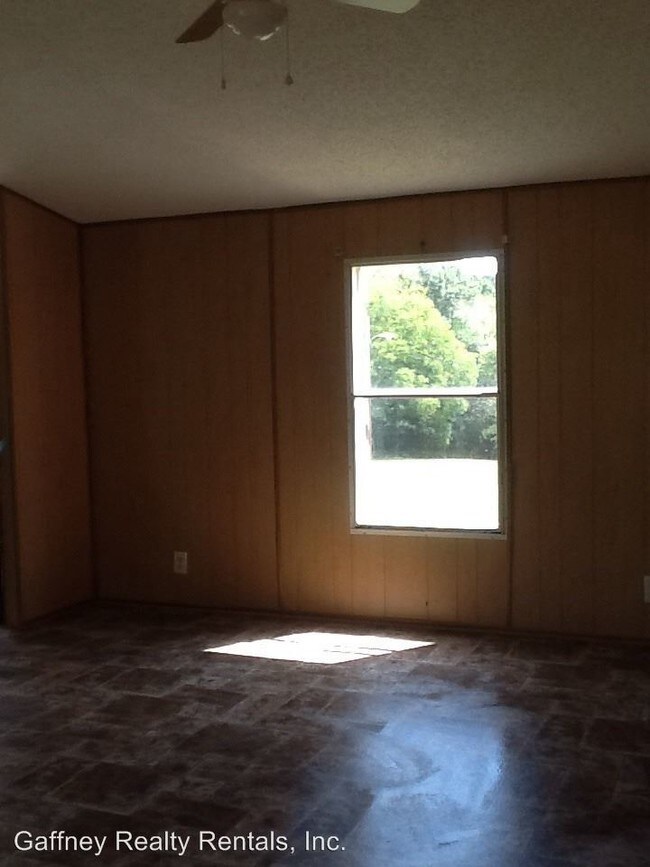 Building Photo - 4 br, 2 bath House - 308 River Dr.