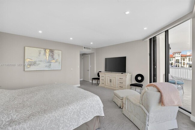 Building Photo - 2000 Island Blvd