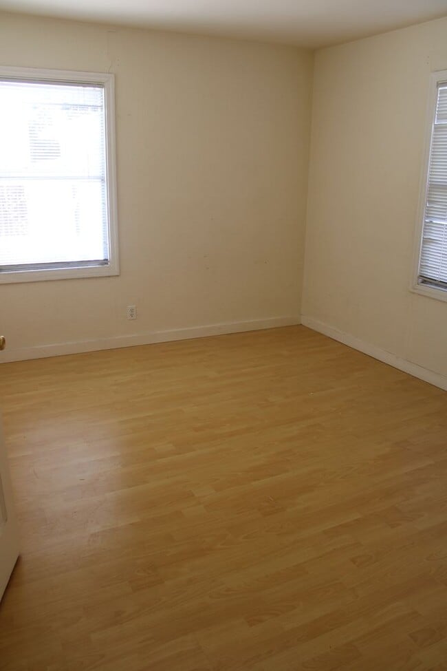 Building Photo - ***COMING SOON*** Three Bedroom, 1 1/2 Bathroom House with 2 Garages and Side Yard Access in Pitt...