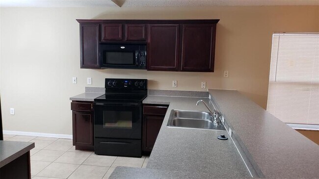 Building Photo - 636 Majesty Dr