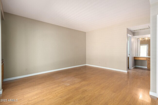 Building Photo - 5200 S Lakeshore Dr