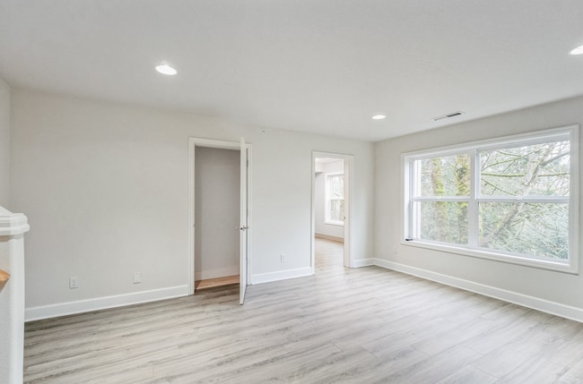 Building Photo - Gorgeous 4 Bed, 2.5 Bath House!