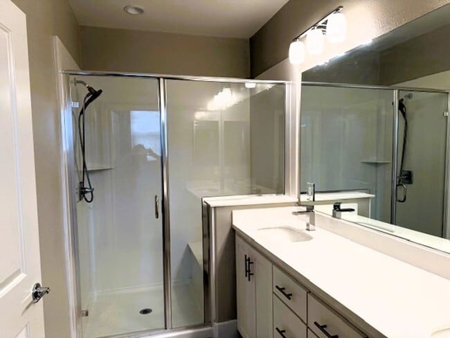 Building Photo - Modern Tri-Level Townhome in Prime Hayward...