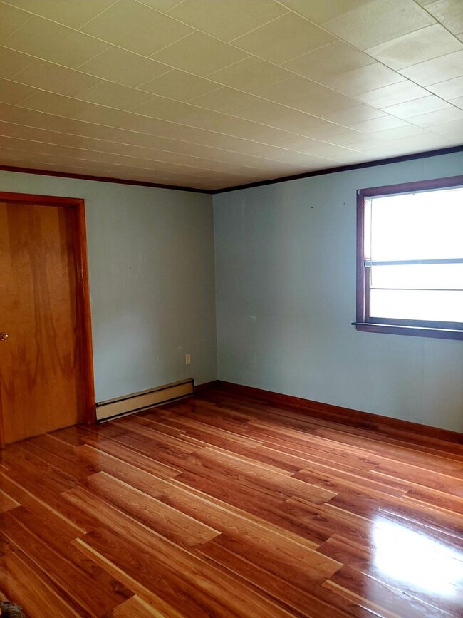 Building Photo - Clean and spacious 1 bedroom house!