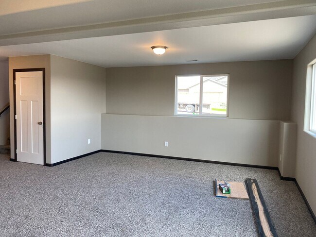 Building Photo - 4 BED | 3 BATH | DOUBLE GARAGE | RAPID VALLEY