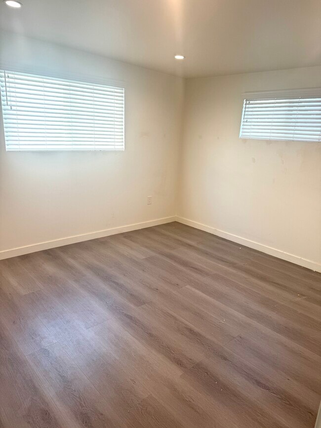 Building Photo - 332 Thompson Ave