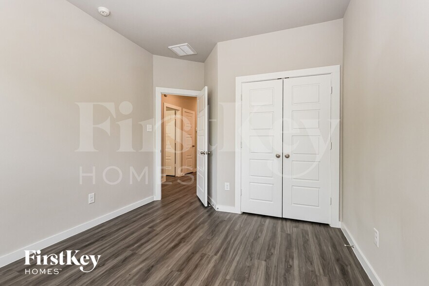 Building Photo - 305 N Centro Cir