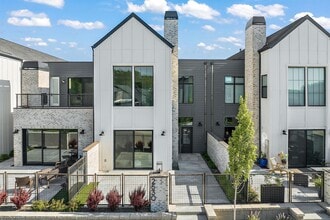 Building Photo - 2460 W Iron Coop St