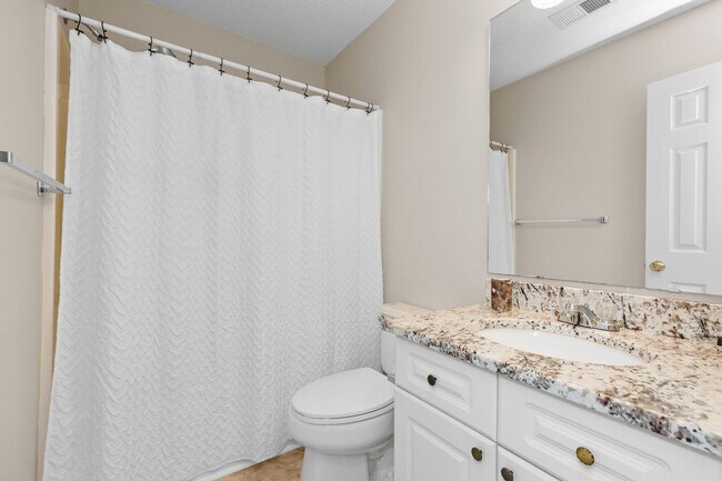 Building Photo - Townhome in The Market Common!