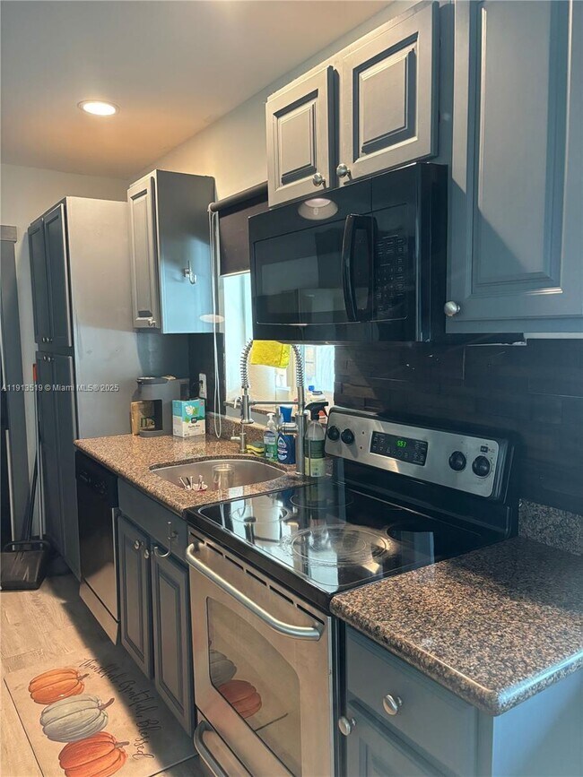 Building Photo - 2002 NE 43rd St