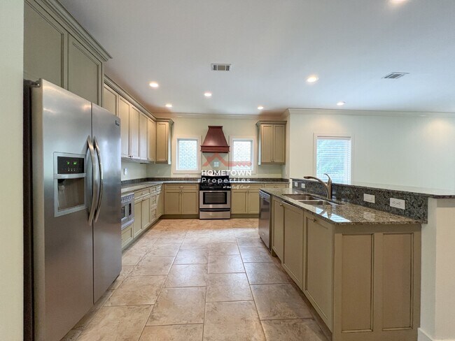 Building Photo - Beautiful 3-Bed Home with Outdoor Kitchen ...