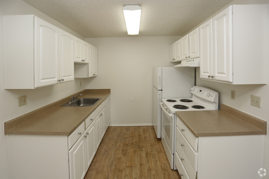 2BR, 1BA - 899 SF - Greentree Village Apts - Income Qualified