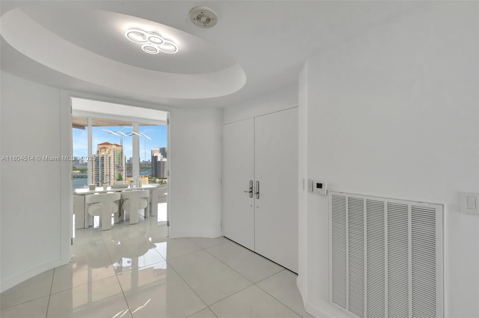 Building Photo - 300 S Pointe Dr