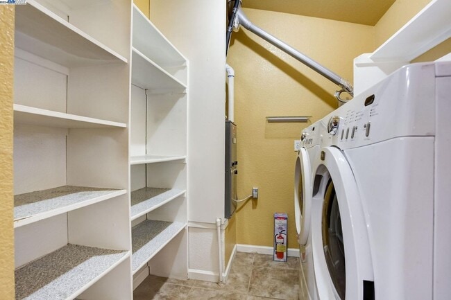 Building Photo - GREAT END UNIT, IMMACULATE SINGLE STORY, WITH LAMINATE FLOORING THROUGH OUT... 2 BEDS/1.5 BATH