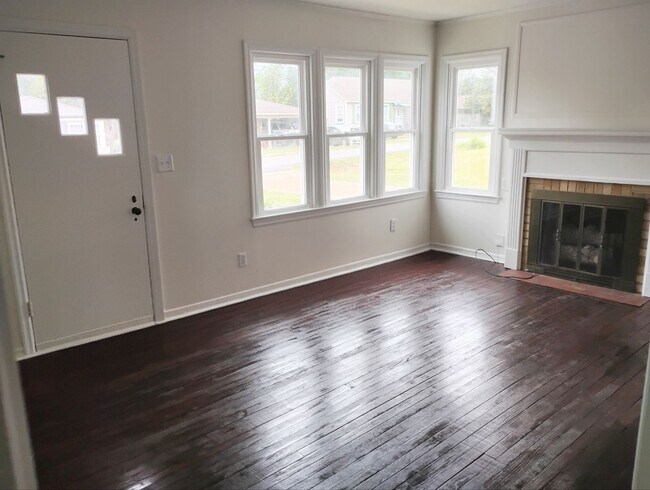 Building Photo - Stunning 3 Bedroom/2 Bath Awaits You