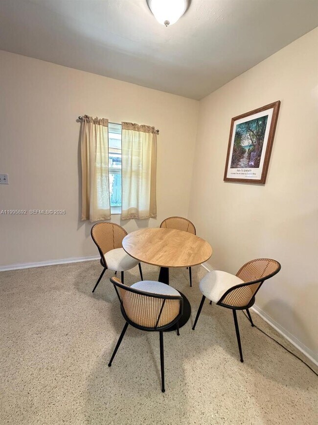 Building Photo - 1111 N Victoria Park Rd