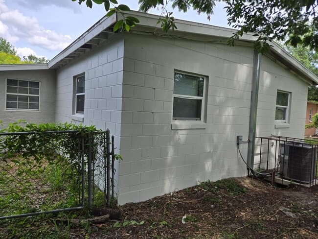 Building Photo - 1214 Dewey Ave