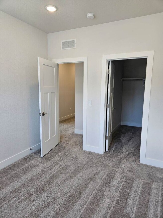 Building Photo - Beautiful 3 bedroom Condo