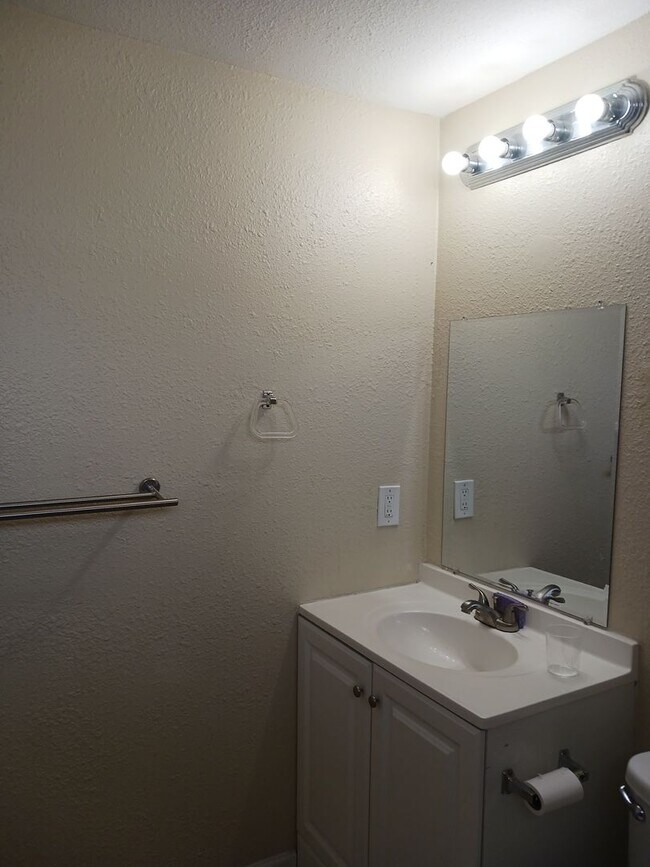 Building Photo - Charming 3 Bedroom, 2 Bathroom Home for Re...