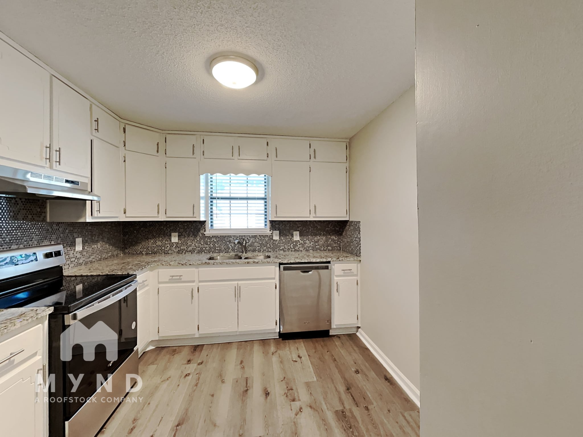 Building Photo - 208 Oak Cir N