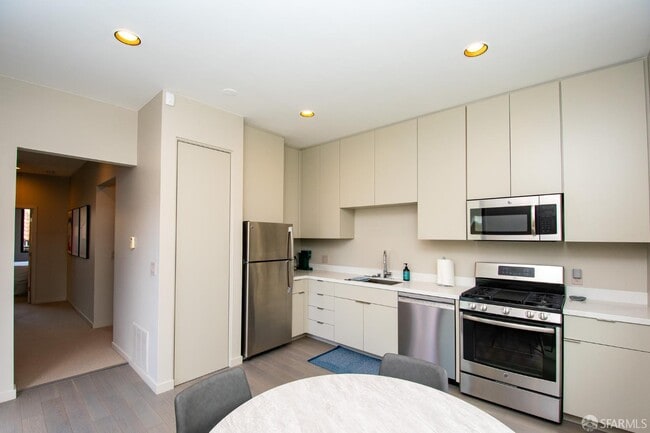 Building Photo - 5 Montague Pl