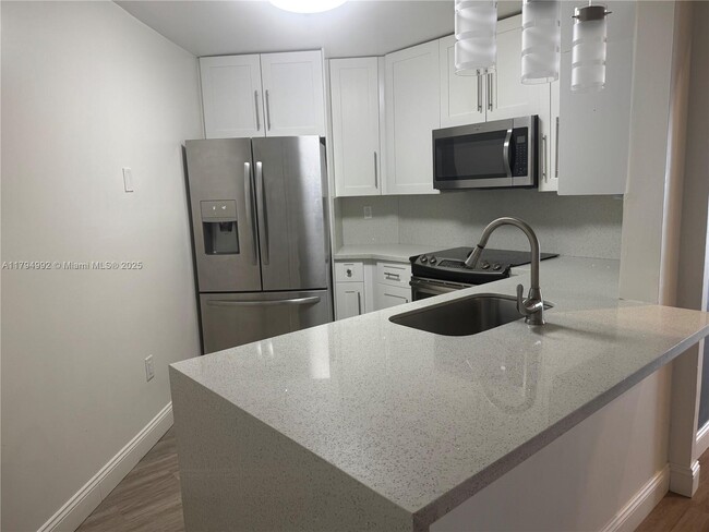 Building Photo - 9419 Fontainebleau Blvd