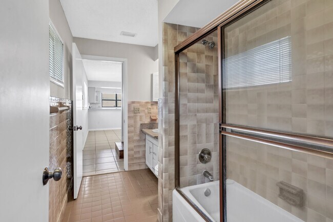 Building Photo - 208 Hopkins St