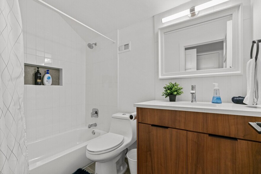 Building Photo - 2104 Lamplight Village Cir