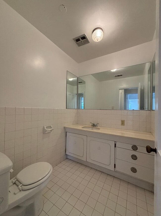 Building Photo - Beautiful 4 Bedroom 2.5 Bathroom SFR