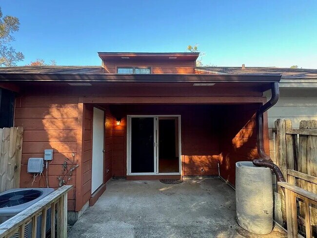 Building Photo - "Charming 2-Bed, 2-Bath Home in Tallahassee's Heart - Cozy 928 Sq Ft Haven!"
