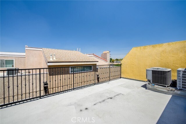 Building Photo - 5521 Kester Ave