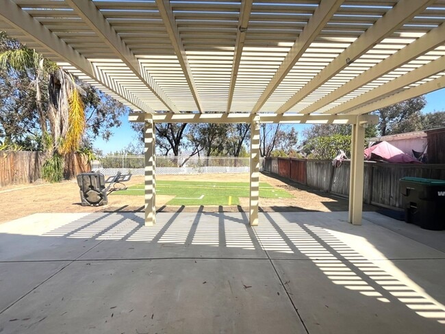 Building Photo - 4 bed, 2.5 bath located in Corona, CA!
