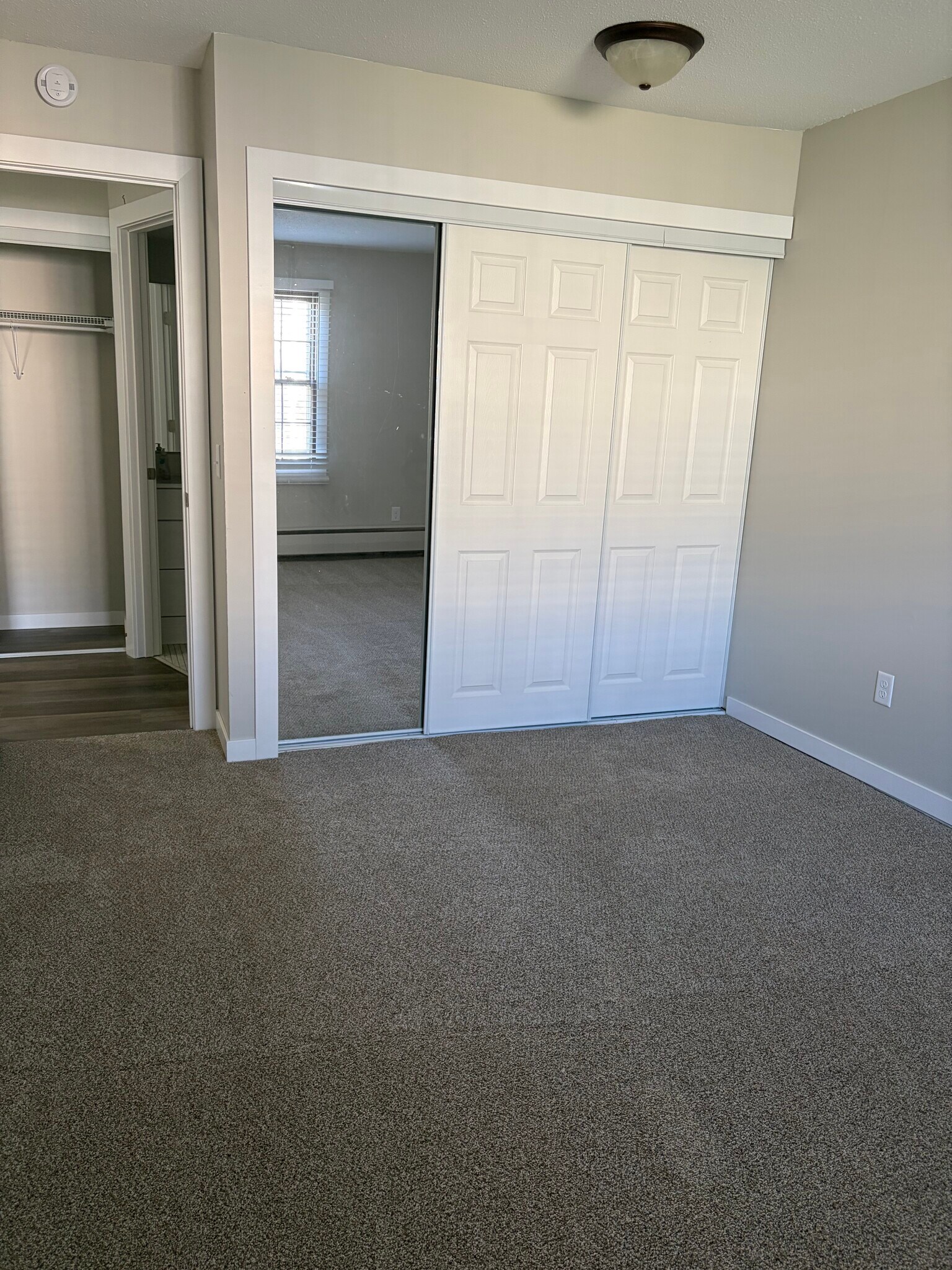 Building Photo - 1025 Smetana Rd