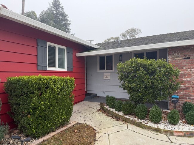 Building Photo - Adorable 3 bedroom 1.5 bath home garden setting