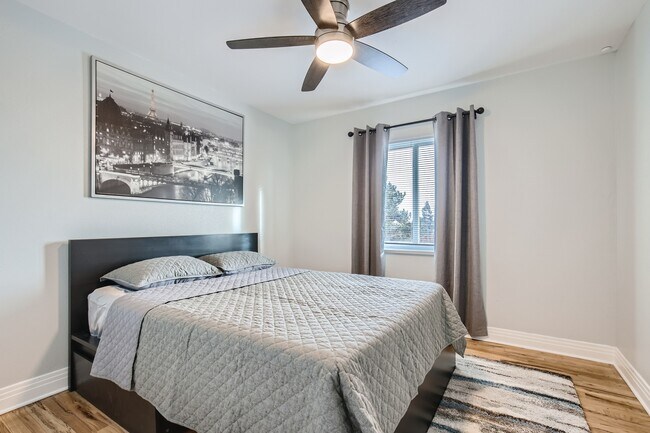 Building Photo - 660 W 79th Pl