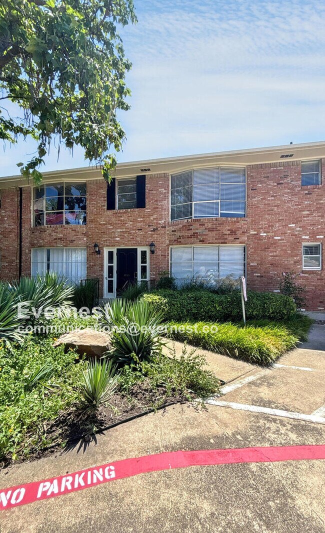 Primary Photo - Lovely 2 beds, 2 bath Condo with Modern Am...